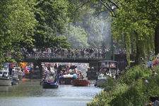 904256 Afbeelding van de botenparade van de Utrecht Pride 2023 in de Stadsbuitengracht te Utrecht, met op de ...